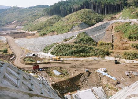 ダムの堤体を含む現場全体の地形